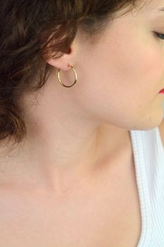 Złote kolczyki DIA-KLC-KL1942D-585 – 2 cm gładkie koła z żółtego złota próby 585. Ponadczasowy, elegancki wzór, idealny na prezent i do codziennych stylizacji (2).JPG